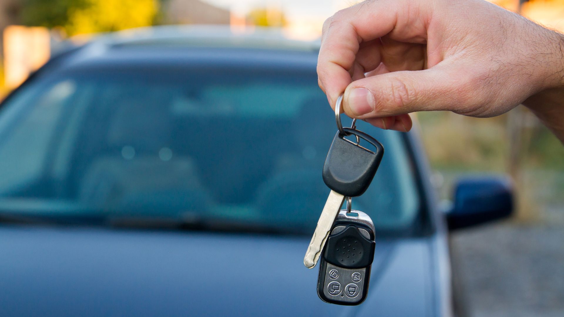 M11965 - Images - Why Choose MVD for Your Car Title Needs person holding car keys