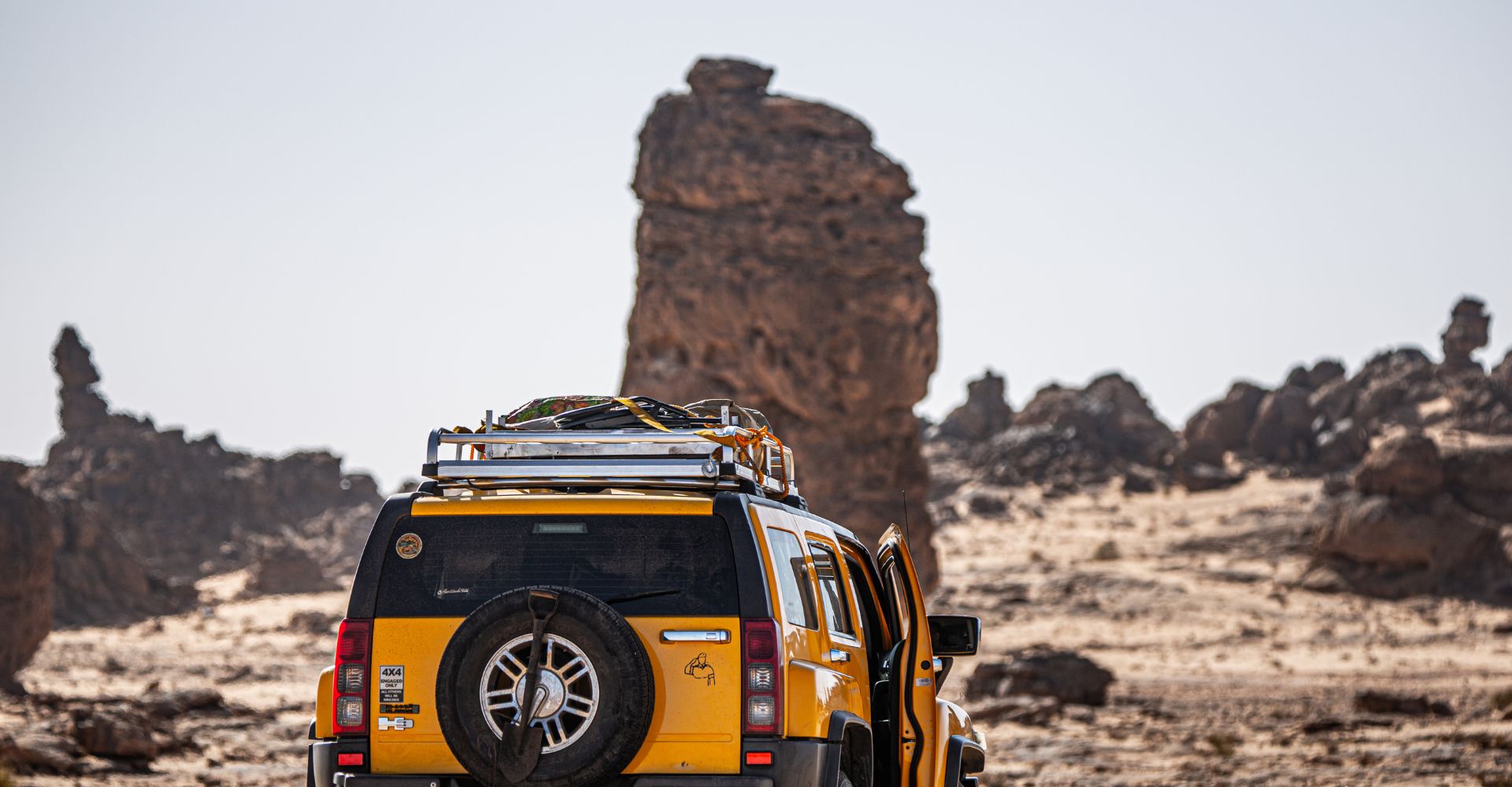 TitleTroublesExpertSolutions-hero Vehicle parked in a desert landscape